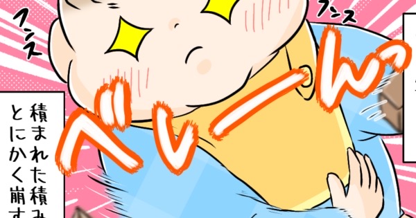 0歳児育児4コマ漫画「積み木警察」アイキャッチ画像。つみきを崩す赤ちゃんのイラスト。